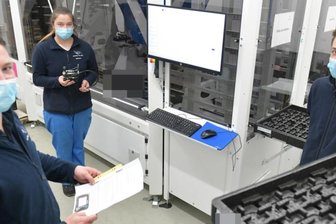 Firmen stellen ihre Berufe vor Ort vor - Nick Uhle (l.) hat bei Saxonia Galvanik gelernt und ist seit 2020 Ausbilder bei der Firma in Halsbrücke. Jasmin Bänsch und Julian Moschyk haben den Beruf des Oberflächenbeschichters nach einer Woche der offenen Unternehmen und Praktika gewählt. Das Unternehmen öffnet seine Türen auch in diesem Jahr an zwei Tagen. 