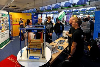 Firmen suchen Personal: Berufsmesse am Sachsenring mit 65 Ausstellern ausgebucht - Messebesucher am Stand des Automobilzulieferers TSG Group aus Bernsdorf.