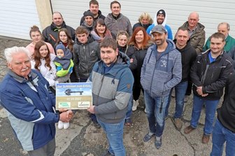 Firmenära Ralle in Großvoigtsberg endet nach 130 Jahren: Ruheständler rettet sein Vermächtnis - Glückliches Ende einer regionalen Wirtschaftsära: Dr. Christoph Ralle (vorn l.) übergibt den Schlüssel des ehemaligen Ralle-Areals an den Neueigentümer Levi Meyer.