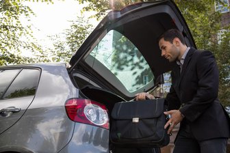 Firmenauto nicht genutzt? - Probleme mit der Steuer drohen - Das Privatauto beruflich nutzen, obwohl ein Dienstwagen zur Verfügung steht? Das kann steuerlich nach hinten losgehen.