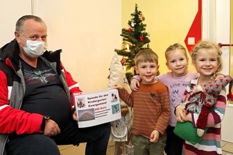 Firmenchef beschenkt Kinder -