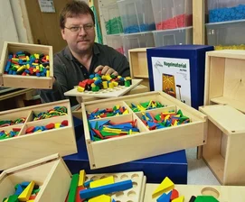Sortierkästen mit Bausteinen