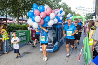 Firmenlauf Chemnitz in Bildern: Teilnehmer-Rekord, bunte Kostüme, volle Innenstadt - Unterwegs mit der Straßenbahn ist das Team der CVAG.