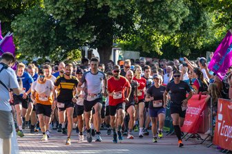 Firmenlauf Erzgebirge kehrt nach Aue zurück: Mehr als 1500 Starter erwartet – Das ist wichtig für Läufer und Gäste - Der Firmenlauf fand im vergangenen Jahr am 25. Juni am Filzteich in Schneeberg statt.