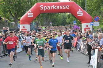 Firmenlauf Erzgebirge: Was alles neu ist und welcher Ehrengast am Mittwoch erwartet wird - Der Firmenlauf Erzgebirge findet in diesem Jahr nicht in Aue statt, wo das Foto entstand, sondern am Filzteich in Schneeberg.