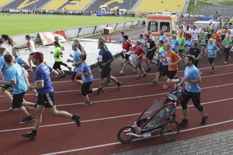 Firmenlauf findet künftig in Stadtzentrum statt - Der Plauener Firmenlauf ist bei Teams sehr beliebt. Viele Firmen gehen an den Start, so auch 2017, als dieses Foto entstand.