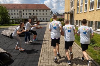 Firmenlauf in Aue: Lehrer und Schüler gehen als Team gemeinsam an den Start - Die Lehrerinnen Lilly Illert, Astrid Liebscher und Katja Neubauer feuern die Jungs an, die beim Firmenlauf für ihre Schule das erste Mal an den Start gehen.