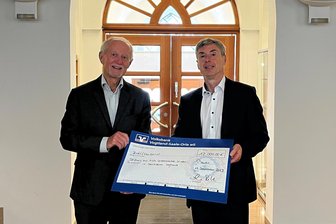 Firmenlauf in Plauen: Rekord-Starterfeld sorgt für Rekord-Spende - Tassilo Lenk, Vorsitzender der Stiftung, nahm den Spendenscheck von Andreas Hostalka, Vorstandsmitglied der Volksbank Vogtland-Saale-Orla, entgegen.