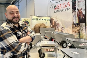 Firmenwandel im Galopp: Grünhainer Unternehmen scheut keine Hindernisse - Mathias Friedrich, der Geschäftsführer der Firma Friedrich in Grünhain, zeigt den neuen Messestand seines Unternehmens für die „Partner Pferd“, die am Donnerstag in Leipzig beginnt und ein großes Fachpublikum anlockt.