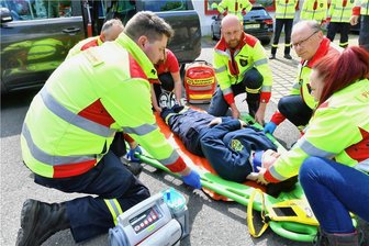 First Responder der Feuerwehr Halsbrücke: Wenn jede Minute zählt - Die First-Responder-Einsatzgruppe der Gemeindefeuerwehr Halsbrücke unter Leitung von Guido Rudolph (Mitte) bei einer Übung.