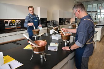 Fisch filetieren und Käse herstellen: Wie Edeka in Chemnitz künftig seine Fachkräfte schult - Die Trainer Marco Hauenschild (links) und Knut Nürnberger lehren unter anderem die Herstellung von Käse.