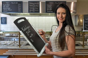 ⁠Fisch-Schnellrestaurant Schirmer in Freiberg öffnet wieder: Neue Inhaberin erfüllt sich einen Traum - Luise Rabe eröffnet das Fisch-Schnellrestaurant Schirmer in der Erbischen Straße in Freiberg am Donnerstag wieder.