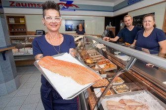 Fisch- und Feinkostladen in Plauen öffnet in neuem Gewand - Der Fisch- und Feinkostladen an der Bahnhofstraße wurde für mehr als 100.000 Euro modernisiert. Im Bild: Mona Kindlein, Constanze Karberg, Andreas Fuhrmann und Manuela Löhnert (von links). 
