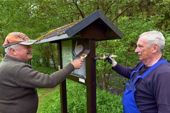 Fischbestand in der Göltzsch hat sich erholt - Frieder Bley und Karl-Heinz Dittmann beteiligten sich am Arbeitseinsatz.