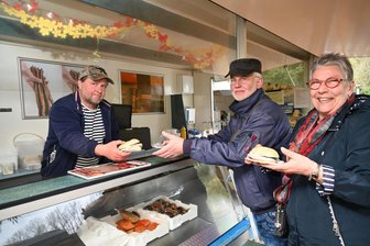 Fischbrötchen und Kunststoffei: Warum Besucher die Osterinsel an der Zschopau bei Braunsdorf schätzen - Gerhard Kugler und Gudrun Schönemann lassen sich Fischbrötchen von Tom Wilk schmecken.