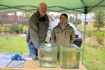 Fische, Larven und ein Ultraschallboot: Schüler aus Flöha erkunden die Flüsse - Fisch-Vielfalt spricht für einen intakten Fluss: Nick Zimmer (rechts) und Mathias Meyer von der Sächsischen Fischereibehörde mit den Fischen aus der Flöha.