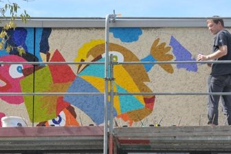 Fischer-Art bebildert Bibliotheksfassade - Michael Fischer-Art arbeitet seit Dienstag am Fassadenbild an der Bibliothek der TU Bergakademie.