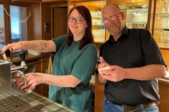Fischerbaude in Holzhau: Die fünfte Generation zapft nun mit - Lisa Weise und ihr Vater Udo Weise arbeiten mit Herz und Seele in der Fischerbaude Holzhau.
