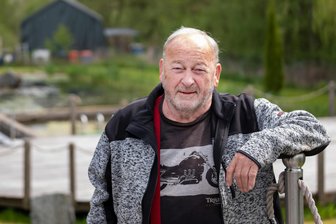 Fischotter bereitet Probleme im Vogtland: „Die blutigen Koi-Reste lagen neben unserem Teich“ - Im Teich von Dieter Schreiter an der Zeschenmühle in Weischlitz schwimmt derzeit nur ein einziger Koi, der Gesellschaft sucht. Die restlichen Zierkarpfen hat der Fischotter geholt.