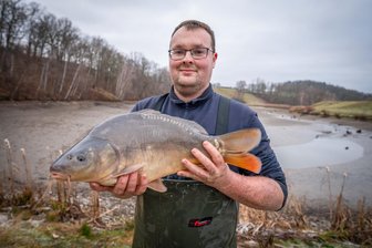 Fischspezialitäten in Mittelsachsen: Hier gibt es Karpfen und mehr für die Festtage - Teichwirt Martin Lichtenfeld beim Abfischen von Karpfen am Stau nahe der Naturschutzstation Weiditz.