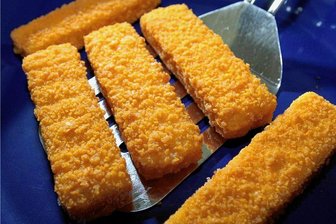 Fischstäbchen: Meeresgetier, zur Unkenntlichkeit zersägt und pfannenfertig - Sie sind praktisch und führen Kinder - dank Freiheit von Gräten - seit60 Jahren auf gefahrlose Weise an das Fischessen heran. Die Überfischung der Meere jedoch hat den Konsum von Fischstäbchen in Verruf gebracht.