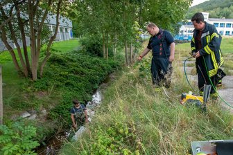 Fischsterben im Dörfelbach in Olbernhau: Gefahr für die Flöha? - Die Einsatzkräfte entnehmen aus dem Dörfelbach Wasserproben.