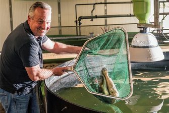 Fischzuchtpläne in Elsterberg: Stadt räumt Investor mehr Zeit ein - Wie anderenorts in Deutschland - das Foto zeigt eine Aquakultur in Hessen - sollen bald auch in Elsterberg Zander gezüchtet und vermarktet werden.