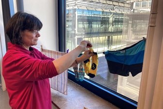 Fit für die Einschulung in Chemnitz: Amtsärztin erklärt, was Wäsche aufhängen mit Stifthalten zu tun hat - Dr. Hildegard Geisler zeigt: Wer mit Wäscheklammern umgehen kann, kann später auch gut den Stift halten.