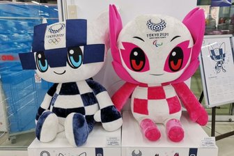 Fit für Olympia in Tokio? Zehn Rätsel-Nüsse zu knacken - Die Tokio-Maskottchen Miraitowa (Olympia/l.) und Someity (Paralympics). Der Name des in Blau gehaltenen Charakters Miraitowa ist angelehnt an die japanischen Wörter "mirai" (Zukunft) und "towa" (Ewigkeit).