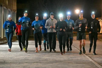 Fit in Chemnitz: Lauf durchs dunkle Uni-Viertel und der Kampf gegen das Aufgeben - Ausgerüstet mit Stirntaschenlampen und Stirnband starten die Läufer der Lauf-KulTour ins Trainingsrennen. Die „Freie Presse“-Autorin (4. v. r.) begleitet die Laufbegeisterten für einige Kilometer.