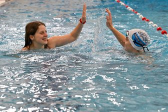 Fit ins neue Jahr: Bahnen ziehen mit Anspruch im Stadtbad Chemnitz - Das „Abklatschen“ gehört als Schwimmübung auch ins Training. Wettkampf-Schwimmerin Laura Heisel (r) zeigt der „Freie-Presse“-Autorin, wie man sich im Wasser fit macht.