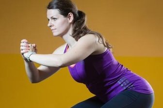 Fit mit Functional Training - Beinmuskeln: Für die Squats auf dem Balance- board Beine hüftbreit nebeneinander, das Gesäß weit nach hinten, Rücken gerade Arme nach vorn, hoch und runter.
