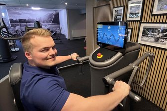 Fit mit KI: Wie ein Reichenbacher Fitnessstudio jetzt das Training umkrempelt - Timon Zipkat vom Injoy-Team an einer Brustpresse. Das mit KI vernetzte Gerät hilft, die Brustmuskulatur gezielt zu trainieren.