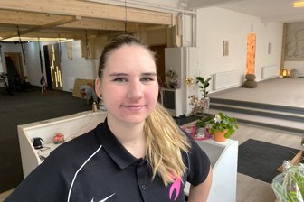 „Fit-Spirit Lengenfeld“: Vogtländische Jung-Unternehmerin gründet einzigartiges Fitnessstudio - Sarah Schreiter hinter ihrer Fit-Spirit-Rezeption. Links geht’s zu Spinning, Bungee-Fitness und Co, rechts zum Meditieren. Die 24-Jährige hat vieles im Studio selbst gestaltet.