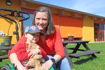 Fit wie ein Turnschuh: Wie der kleine Arno aus Bobritzsch-Hilbersdorf im Rollstuhl sein Leben meistert - Am glücklichsten ist Arno mit seiner Mama Michaela und dem Teddy. Gerne geht er aber auch in die Kita „Sonnenkäfer" Niederbobritzsch.