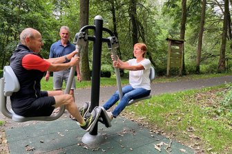 Fitness auf dem Dorf: Kinder spielen, Eltern schwitzen - Holger Kleinwechter und Ute Köhler testen eines der Trainingsgeräte am Rastplatz neben dem Mulderadweg in Weißenborn. Ulf Köhler schaut, ob sie das ordentlich machen.