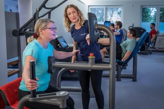 Fitness-Tipps gegen den Weihnachtsspeck: Wie Super(wo)man im Kampf gegen zu viele Kilos - Die Weihnachtszeit hat bei Redakteurin Julia Czaja Spuren hinterlassen. Also ab ins Fitnessstudio „proagil“, wo Studioleiterin Cindy Beckert Zirkeltraining erklärt.