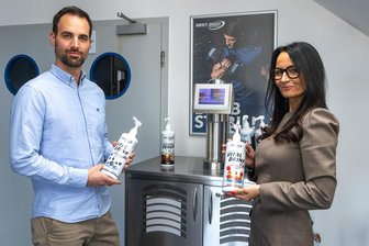 Fitnessdrinks und Powerriegel aus dem Vogtland erreichen Sportler auf der ganzen Welt - Firmenchefin Angelika Arzt und Manuel Bickel mit Produkten der Sporternährung. Aktuell präsentiert sich Fitnesshotline auf der Fibo-Messe Köln.