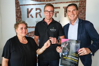 Fitnesskette eröffnet bereits zehntes Studio: Wo im Erzgebirge bald in ehemaliger Bankfiliale trainiert wird - Schlüsselübergabe im Paletti-Park (von rechts): Geschäftsführer Jens Haubold, Kraftwerk-24-Geschäftsführer Nico Merbach und Centermanagerin Mandy Schalek-Richter.