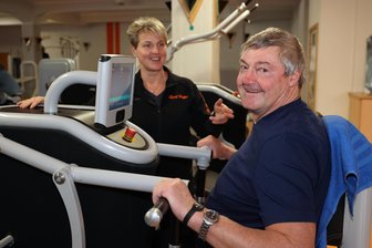 Fitnessstudio „Reef Paloo“ in Schwarzenberg investiert kräftig in neue Trainingsgeräte - Gerald Korbinsky beim Kraft- und Rückentraining im Trainings- und Gesundheitszentrum. Trainerin Doreen Schuster gibt Tipps.