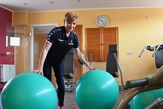 Fitnessstudios in Limbach-Oberfrohna nach Zwangspause mit erweiterten Angeboten - Fitnesstrainerin Marie Geyer in einem der neuen Trainingsräume des "Fitnessclubs 21" in der Turmpassage in Limbach-Oberfrohna bei Vorbereitungen auf die Wiedereröffnung. Ab 1.Juli will das Studio wieder Sportbegeisterte begrüßen.