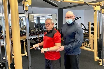 Fitnessstudios, Kinos und Co. öffnen: So lief der Start mit 2G plus im Westerzgebirge - Jetzt kann wieder trainiert werden: Marcel Engeln von der Fitness-Kette "Kraftwerk 24" unterstützt Studiomitglied Uwe am Freitag beim Wiedereinstieg in den Trainingsbetrieb. Am Standort Schneeberg kam während der Pause eine komplette Etage mit neuen Geräten hinzu.