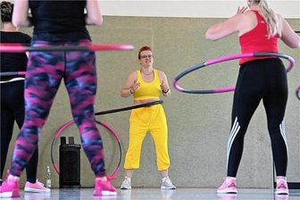 Fitnesstrainerin zeigt in Limbach-Oberfrohna wie das Hula-Hoop-Training gelingen kann - In der Turnhalle des Albert-Schweitzer-Gymnasiums bietet Nicole Hofmann Hula-Hoop-Kurse an. Der Sport sei ein Training für den ganzen Körper, sagt die Fitnesstrainerin.