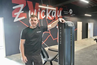 „Fitomat Zwickau“ eröffnet am Silvestertag: VW-Mitarbeiter baut sich ein zweites Standbein auf - Stefan Friedrich in den Räumen von „Fitomat Zwickau“. Das neue Studio, das am Dienstag eröffnet wird, ist auch schon auf Instagram, Tik-Tok und Facebook präsent.
