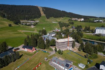 Fitte Leute gehen den Fichtelbergmarsch über 63 Kilometer an - Hinauf müssen die, die das Fichtelbergplateau erreichen wollen. 63 Kilometer haben sie in den Beinen.