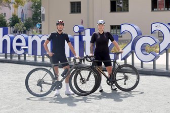 Fixe Idee wird zum Kulturhauptstadtprojekt: 400 Kilometer im Sattel durchs „Freilichtmuseum“ Purple Path - Justine Markstein (rechts) und Patrick Emunzing veranstalten am ersten Augustwochenende „Cycle the Unseen“.