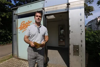 Fixerbesteck, Hundekot, verstopfte Klos: Womit WC-Mitarbeiter in Zwickau fertig werden müssen - Die öffentliche Toilette am Schwanenteich droht bald für immer zu schließen, wie Sascha Neef, Chef der Betreiberfirma Comedia Concept, befürchtet.