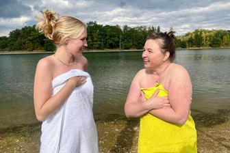 FKK-Aktivistin liebt das Nacktsein an der Pöhl – jetzt ließ sie sich von einem Filmteam begleiten - Jeannette Langner (rechts) ist regelmäßig zu Gast am FKK-Strand in Helmsgrün – für Reporterin Lisa Muckelberg vom Hessischen Rundfunk war es eine Premiere.