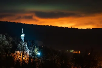 Flackern und Donnern am Erzgebirgshorizont: Anlage in tschechischem Chemiewerk ausgefallen - Roter Himmel über Oberneuschönberg: In den Chemiewerken Záluží nahe Litvinov muss Gas abgefackelt werden.
