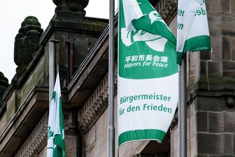 Flaggen für den Frieden: Oelsnitz am Dienstag erstmals dabei - Oelsnitz hisst am Dienstag erstmals die Flagge der Bürgermeister für den Frieden.